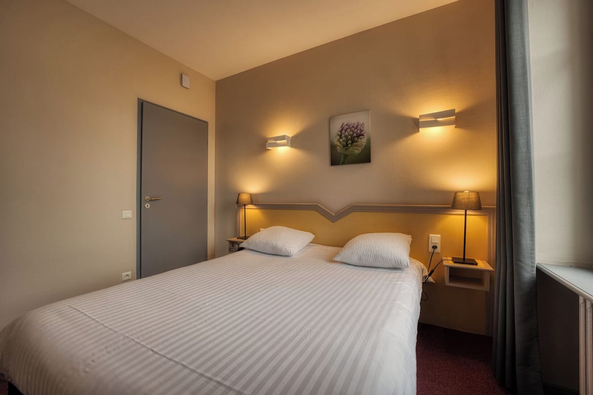 standard double room | desk, laptop workspace, soundproofing, free wifi