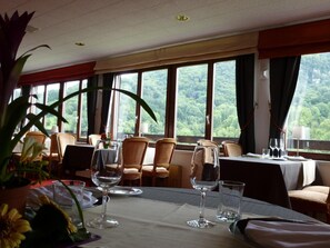 Déjeuner et dîner servis sur place, spécialités Cuisine locale