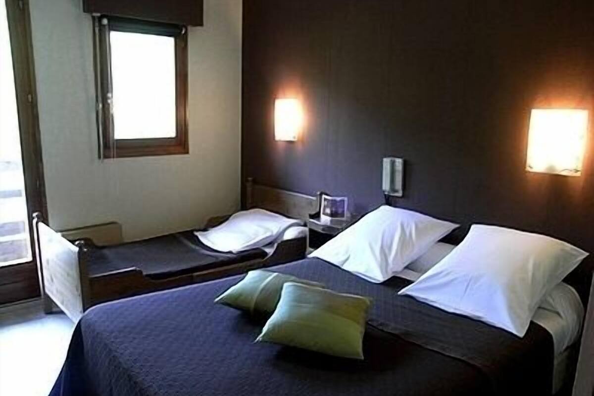 family room | desk, soundproofing, free cots/infant beds, free wifi