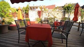 Lunch och middag serveras, njut av de goda smakerna frÄn lokala rÀtter.