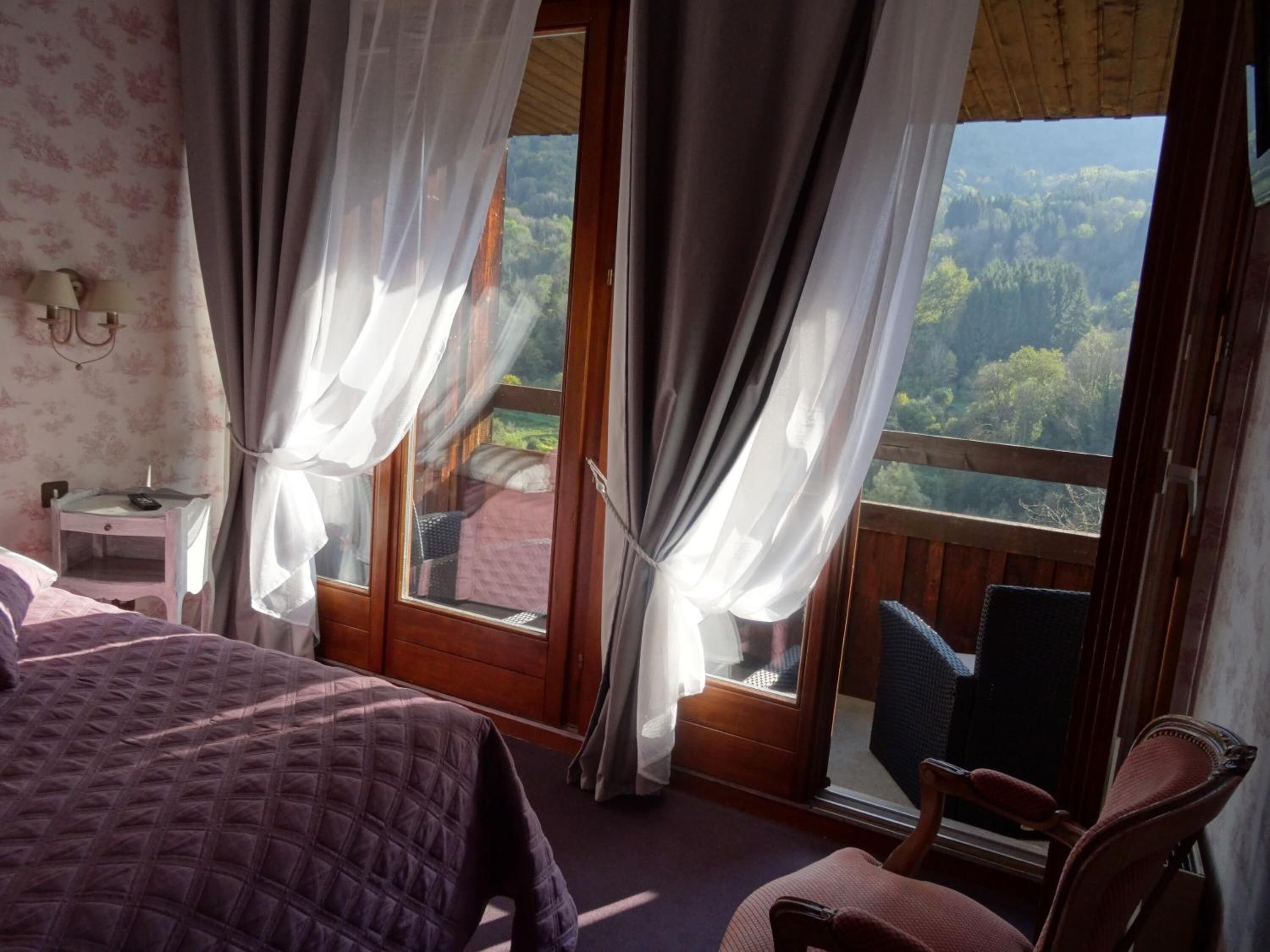 Skrivebord, lydisolering, gratis baby-/barnesenge, gratis Wi-Fi