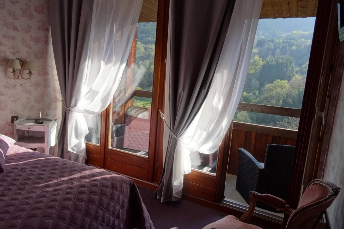 desk, soundproofing, free cots/infant beds, free wifi