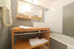 Free toiletries, hair dryer, bidet - Hôtel la Cascade (Mouthier-Haute-Pierre)