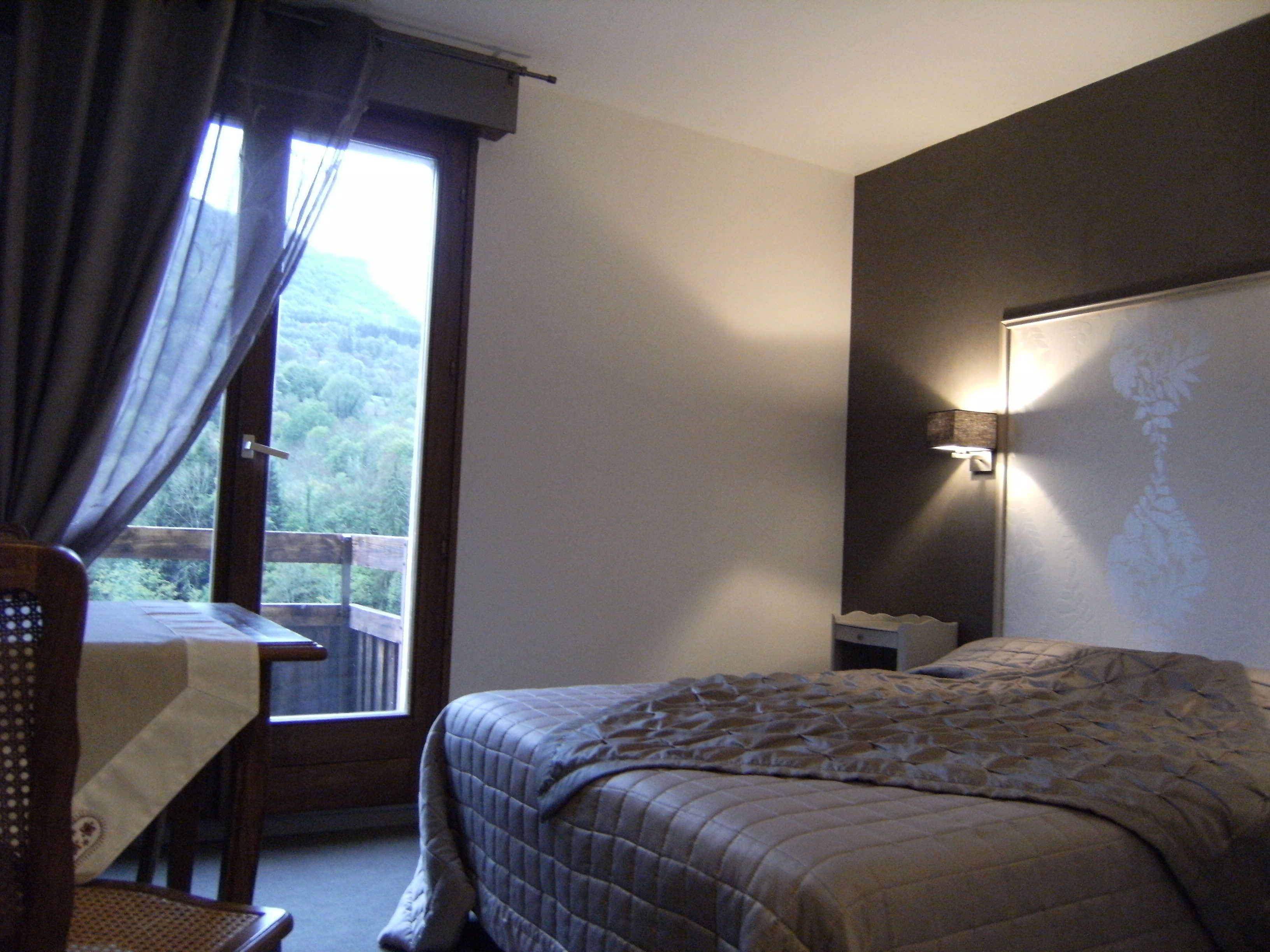 standard double room | desk, soundproofing, free cots/infant beds, free wifi
