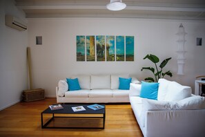 Penthouse Deluxe, 3 habitaciones, vista al mar | Área de sala de estar | Televisión de pantalla plana de 55 pulgadas con canales vía satélite 