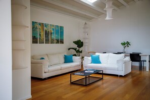 Penthouse Deluxe, 3 habitaciones, vista al mar | Área de sala de estar | Televisión de pantalla plana de 55 pulgadas con canales vía satélite 