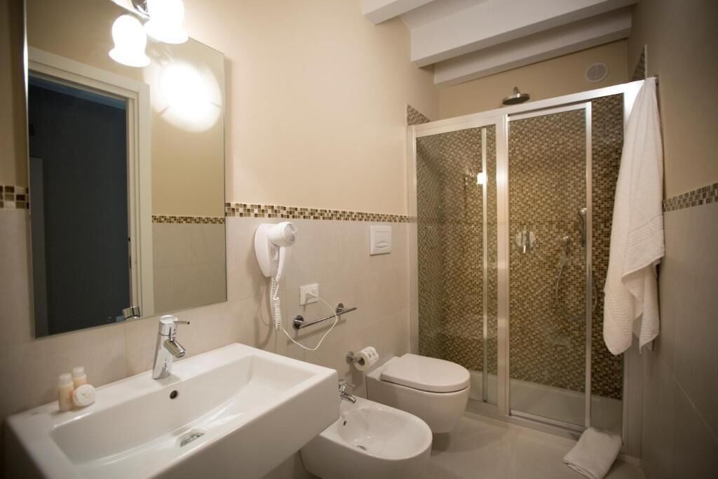deluxe studio | bathroom | shower, rainfall showerhead, free toiletries, hair dryer