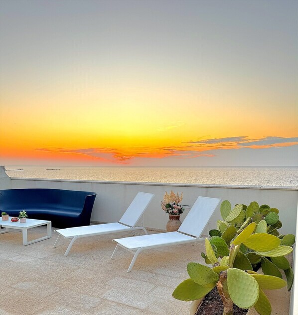 Deluxe Penthouse, 3 Bedrooms, Sea View | 1 bilik tidur, peralatan tempat tidur premium, meja 