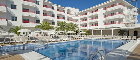 2 piscinas externas, guarda-sóis, espreguiçadeiras