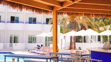 Swim-up bar