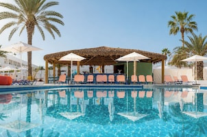2 piscinas al aire libre, sombrillas, sillones reclinables de piscina