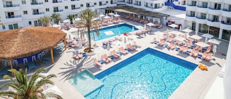 2 piscines extérieures, parasols, chaises longues