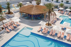 2 piscinas externas, guarda-sóis, espreguiçadeiras