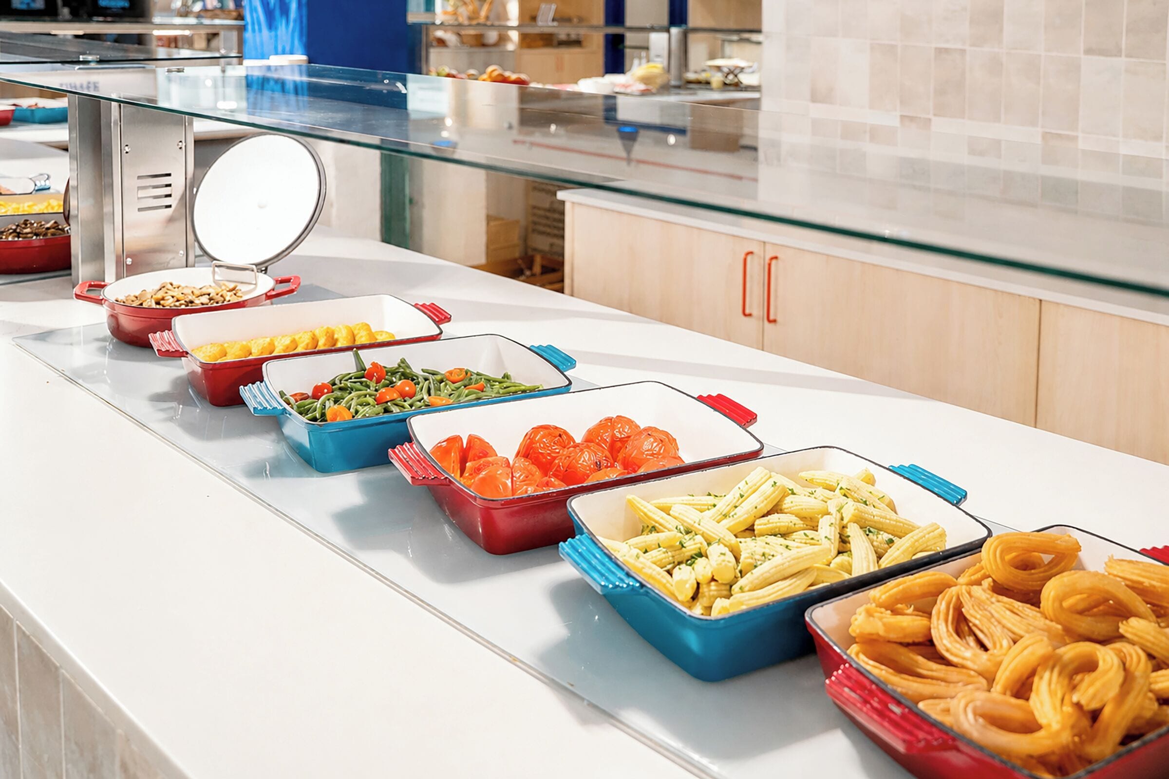 Un bufé con diferentes opciones de comida en recipientes.