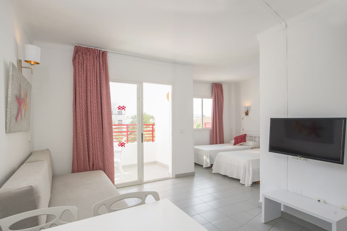 Studio, balkon | Woonkamer | Een flatscreentelevisie