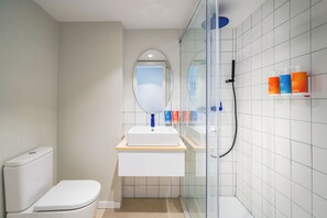 Shower, eco-friendly toiletries, towels - Coral Star Hotel & Apartments (Sant Josep de sa Talaia)