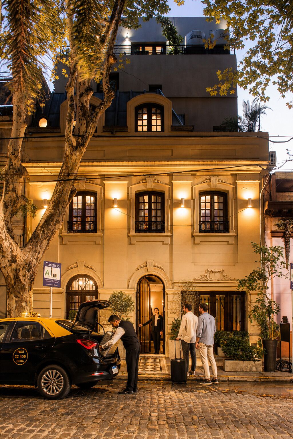 Fachada de la propiedad por la tarde o noche