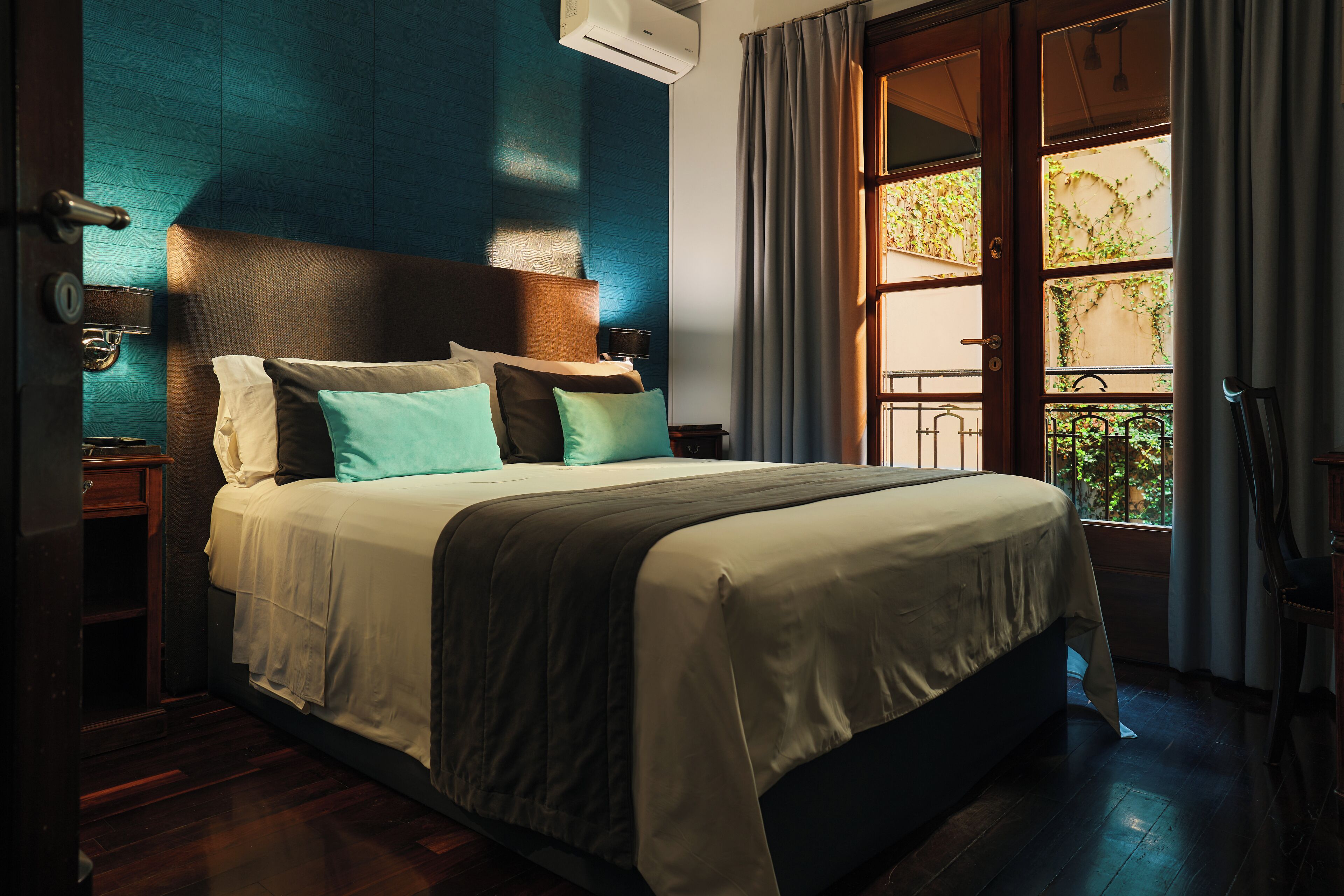 superior courtyard | premium bedding, down duvets, pillow-top beds, minibar