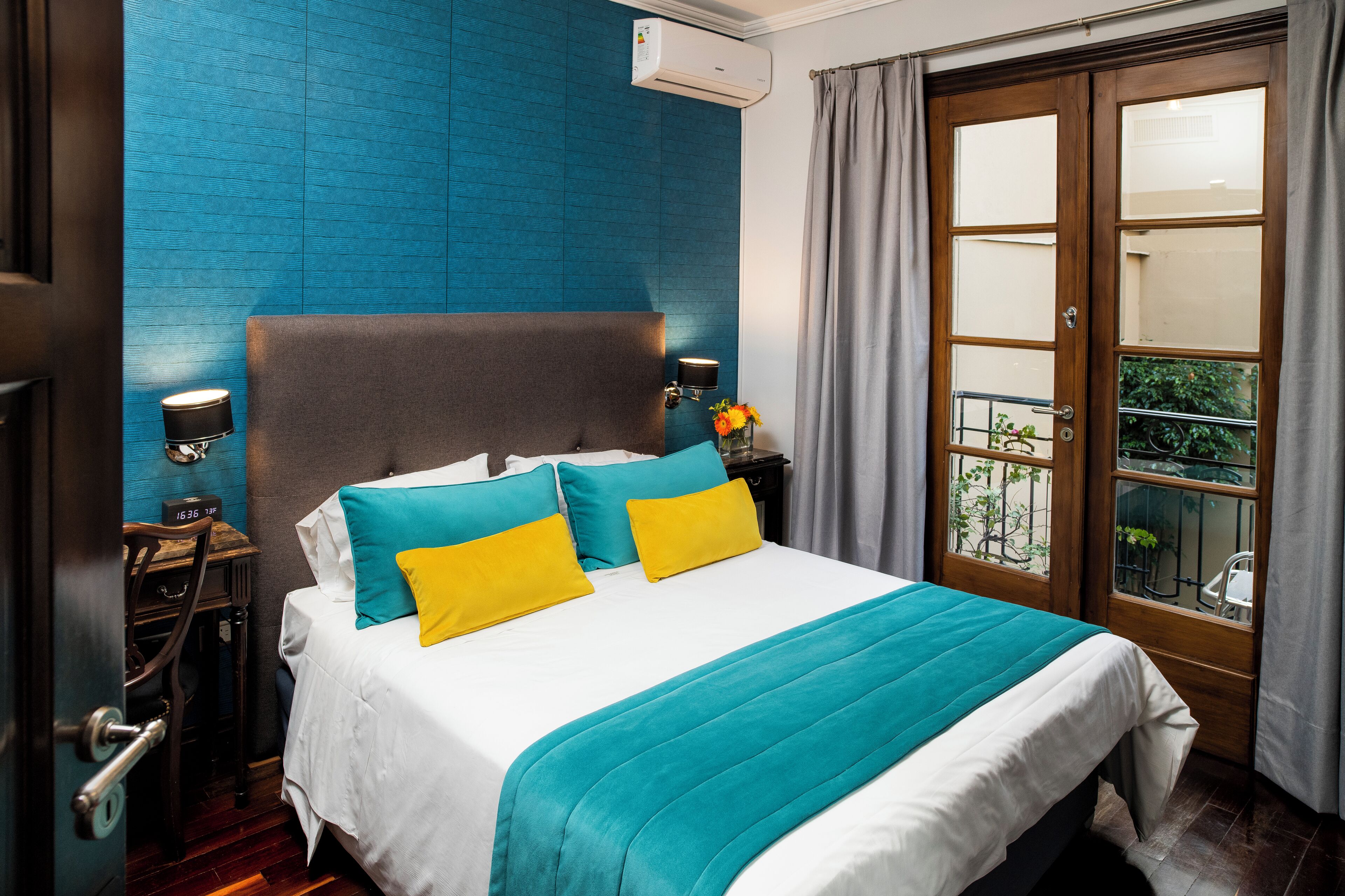 Superior kamer, balkon | Luxe beddengoed, donsdekens, pillowtop-bedden, een minibar