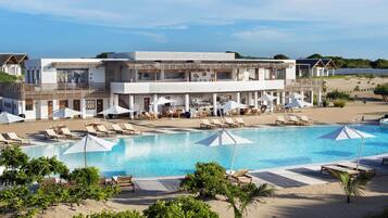 Una piscina al aire libre, cabañas de piscina gratuitas, sombrillas