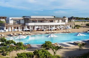 Outdoor pool, open 9:00 AM to 6:00 PM, free cabanas, pool umbrellas - Mequfi Beach Resort (Mecufi)