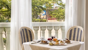 A table set for breakfast with a view of a playground. - Hotel Baia Imperiale & Spa (Rimini)