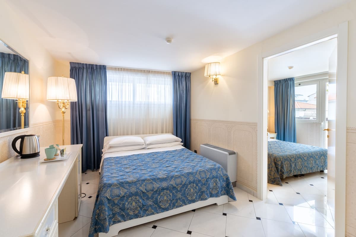 Familiekamer, 2 slaapkamers | 1 slaapkamer, luxe beddengoed, een minibar, een kluis op de kamer