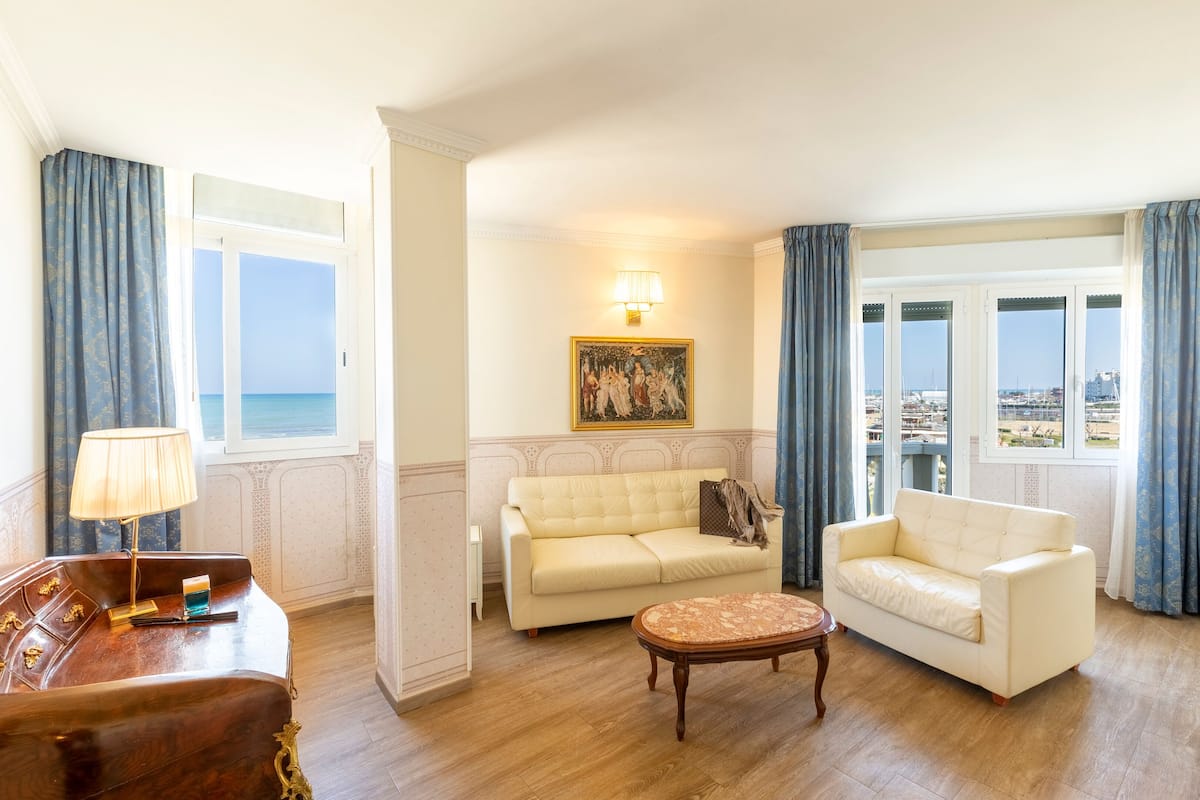 Junior suite | 1 slaapkamer, luxe beddengoed, een minibar, een kluis op de kamer