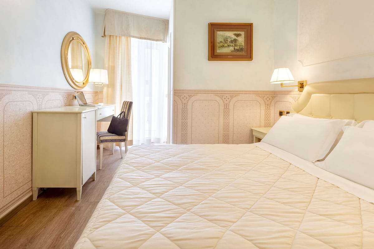 Economy kamer, 1 twee- of 2 eenpersoonsbedden | 1 slaapkamer, luxe beddengoed, een minibar, een kluis op de kamer