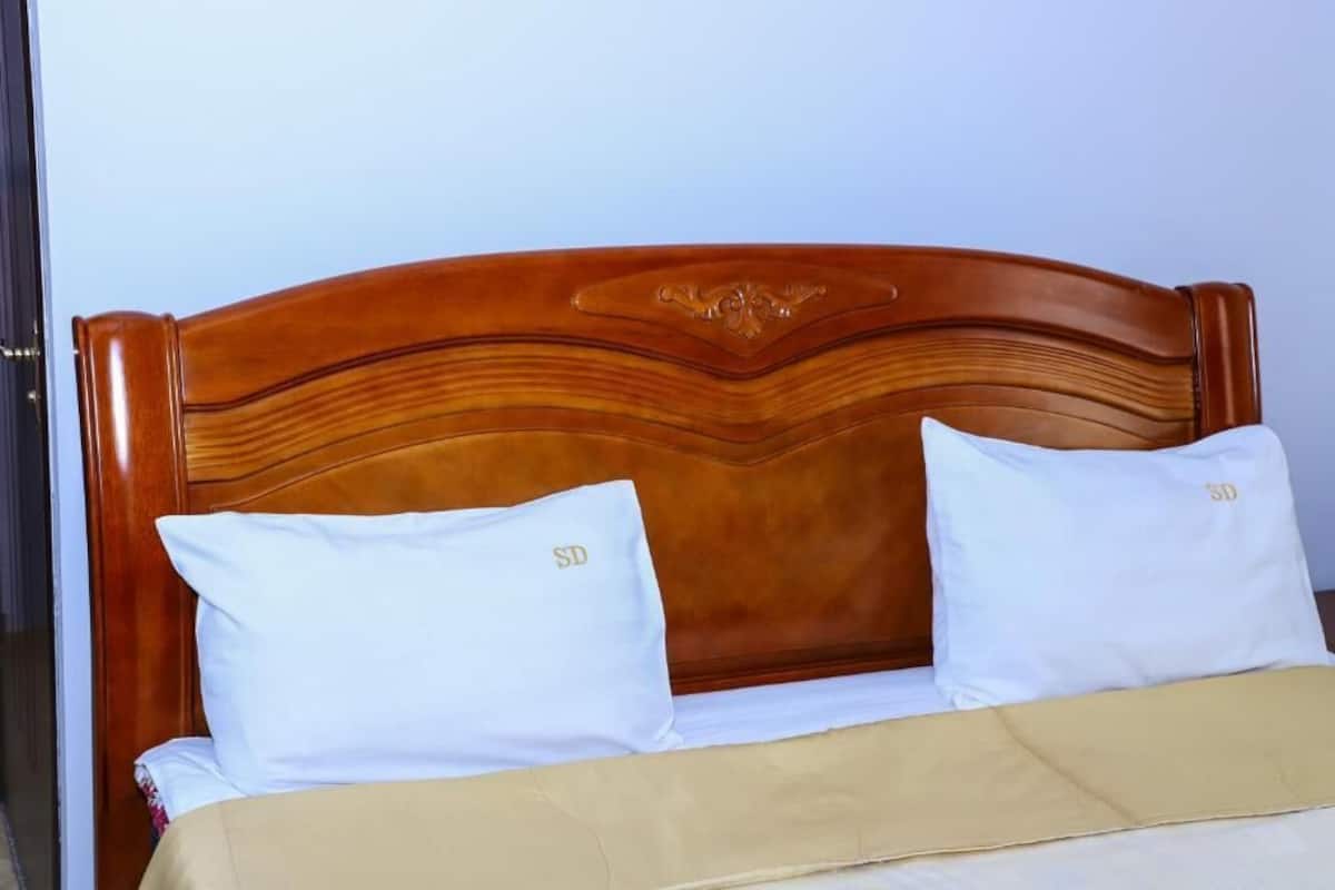 Senior Suite | Premium bedding, Select Comfort beds, in-room safe, desk