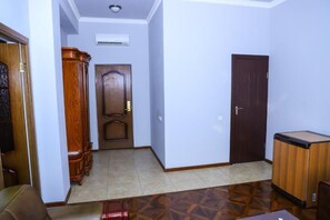 Senior Suite | Premium bedding, Select Comfort beds, in-room safe, desk - SD David Hotel (Yerevan)