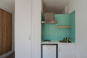 Fridge, microwave, stovetop, cookware/dishes/utensils