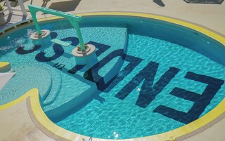 Una piscina al aire libre de temporada, tumbonas