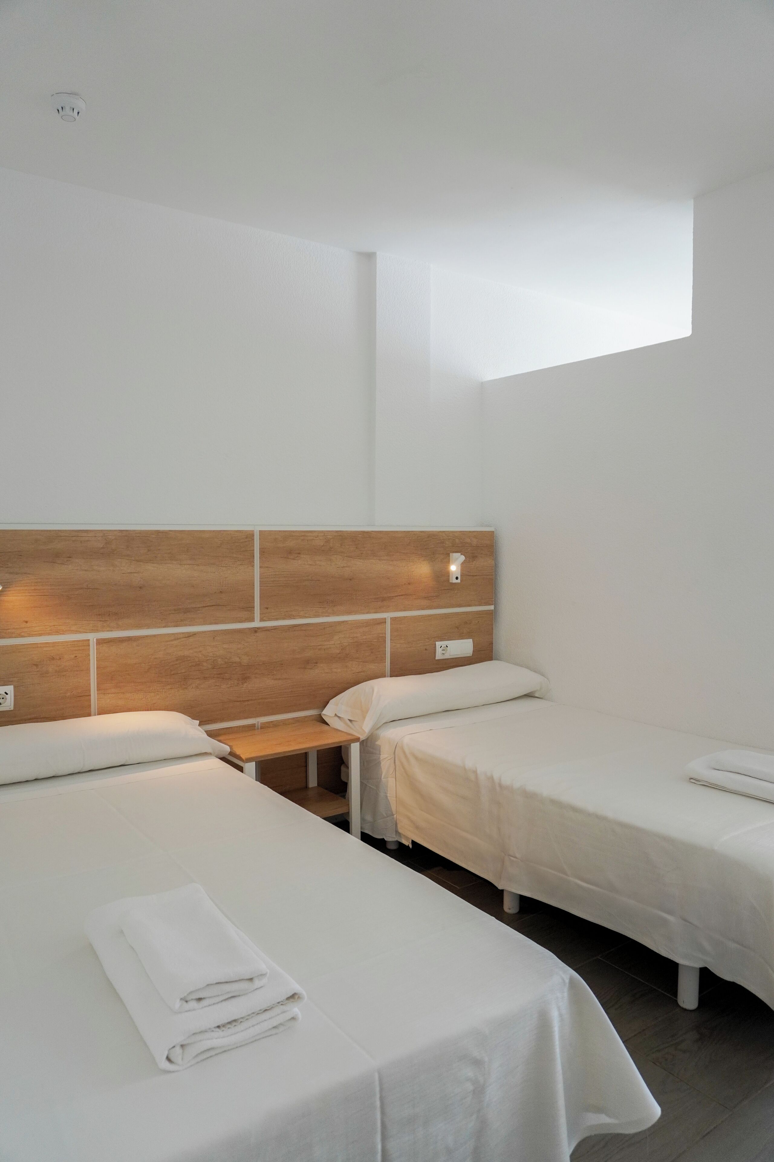 Studio, balkon, gedeeltelijk uitzicht op zee (3 adults) | Een kluis op de kamer, gratis wifi, beddengoed
