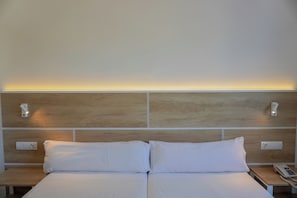 In-room safe, free WiFi, bed sheets - ENDLSS BEACH & DISCO HOTEL IBIZA ADULTS ONLY (Sant Josep de sa Talaia)