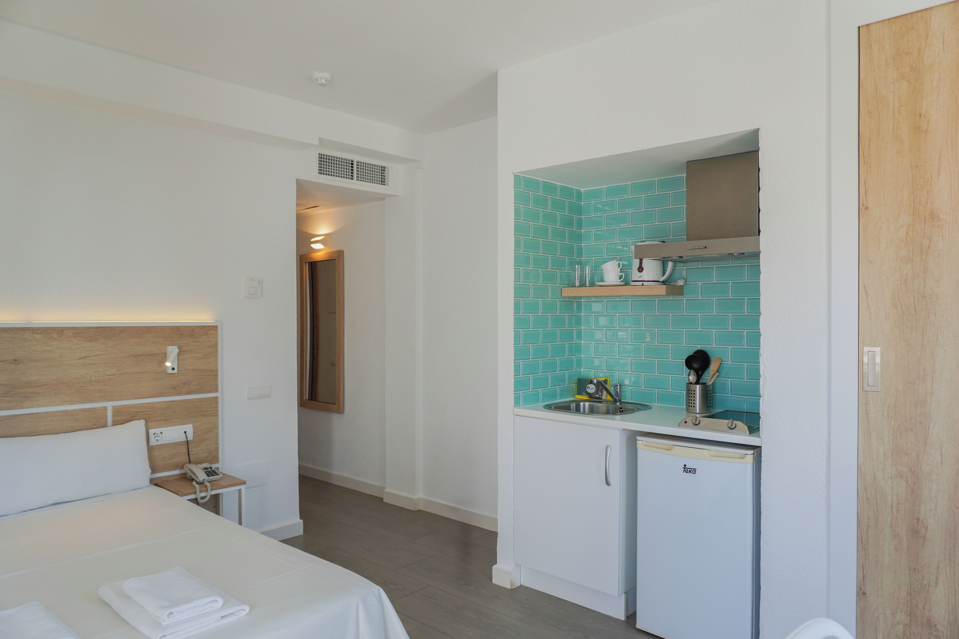 Estudio, balcón, vistas a la piscina (1 adult) | Caja fuerte, wifi gratis, ropa de cama
