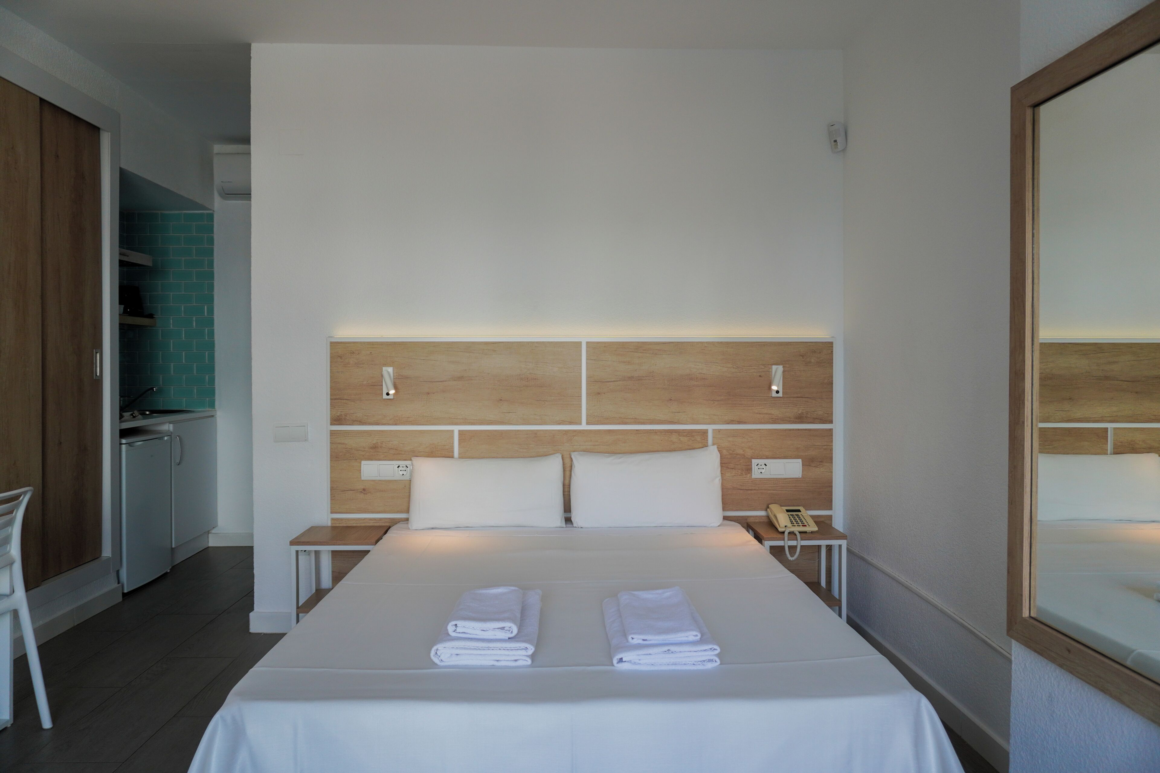 Estudio, acceso a la piscina (1 adult) | Caja fuerte, wifi gratis, ropa de cama