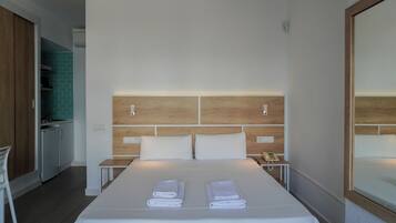 Estudio, acceso a la piscina (1 adult) | Caja fuerte, wifi gratis, ropa de cama
