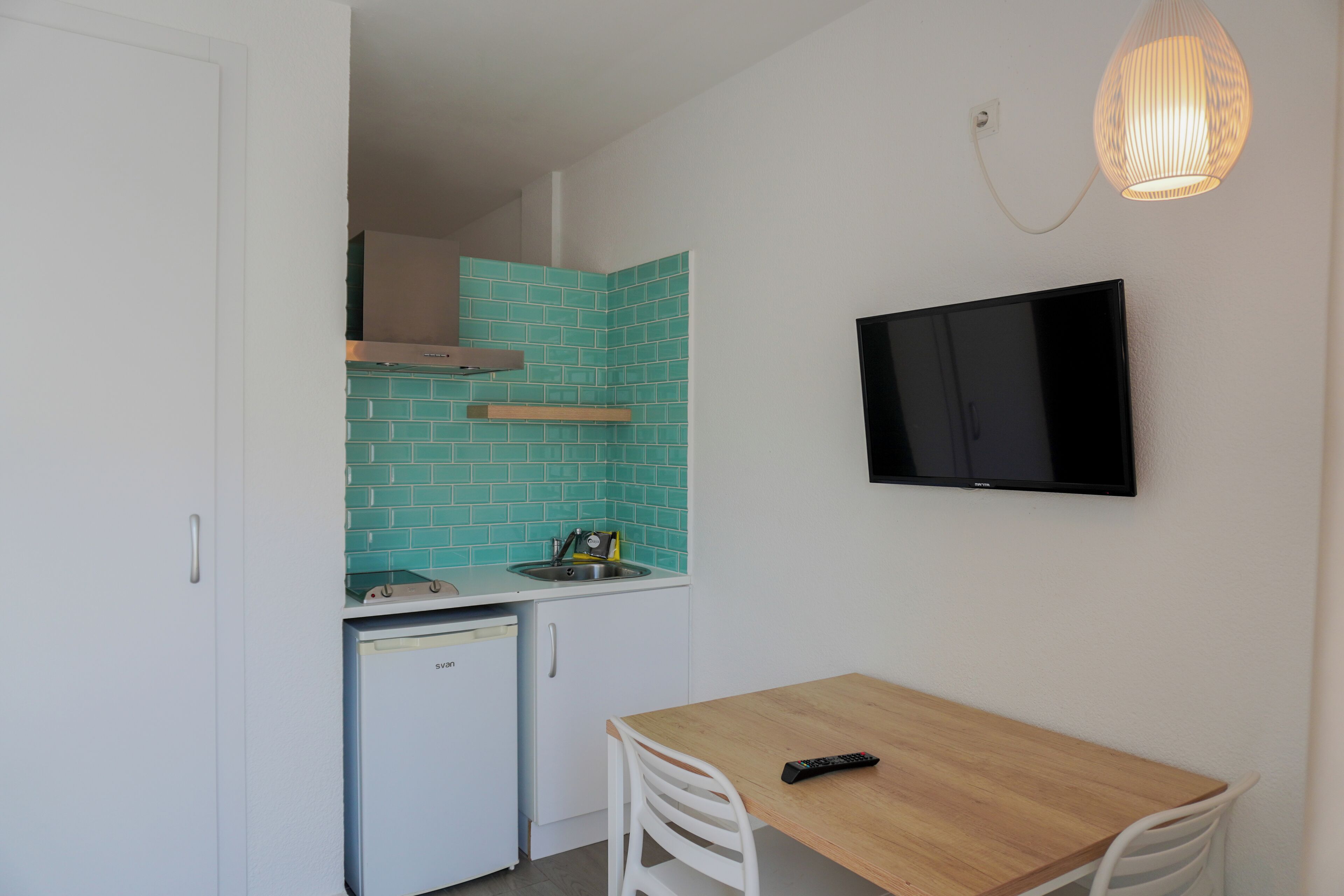 Frigorífico, microondas, placa de cocina y utensilios de cocina