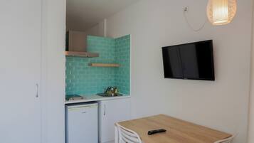 Frigorífico, microondas, placa de cocina y utensilios de cocina