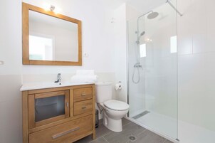 开间, 阳台, 海景 (1 adult) | 浴室 | 淋浴设施、免费洗浴用品、吹风机、毛巾