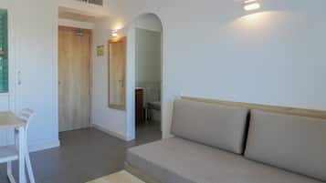 Appartement, 1 slaapkamer, balkon, uitzicht op zee (2 adults) | Woonkamer | Een 32-inch plasmatelevisie met satellietzenders en een televisie