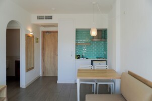 开间, 阳台, 泳池景观 (2 adults) | 客厅 | 32-英寸等离子电视 （配备卫星频道）、电视