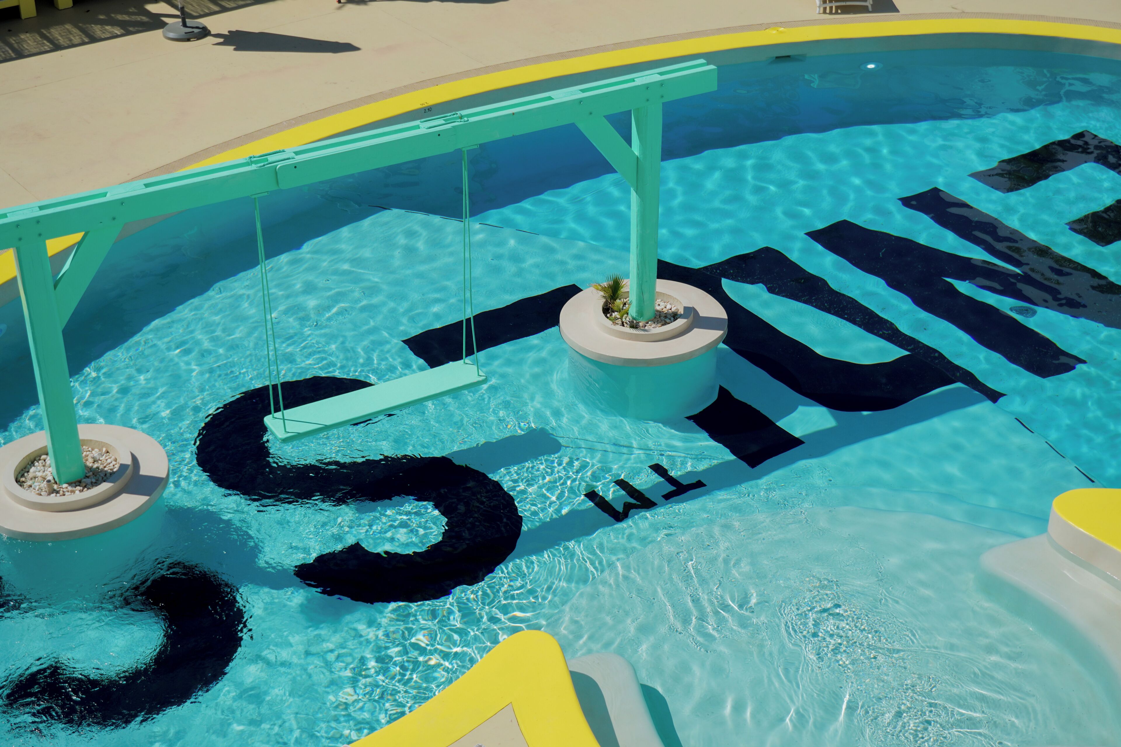 Una piscina al aire libre de temporada, tumbonas