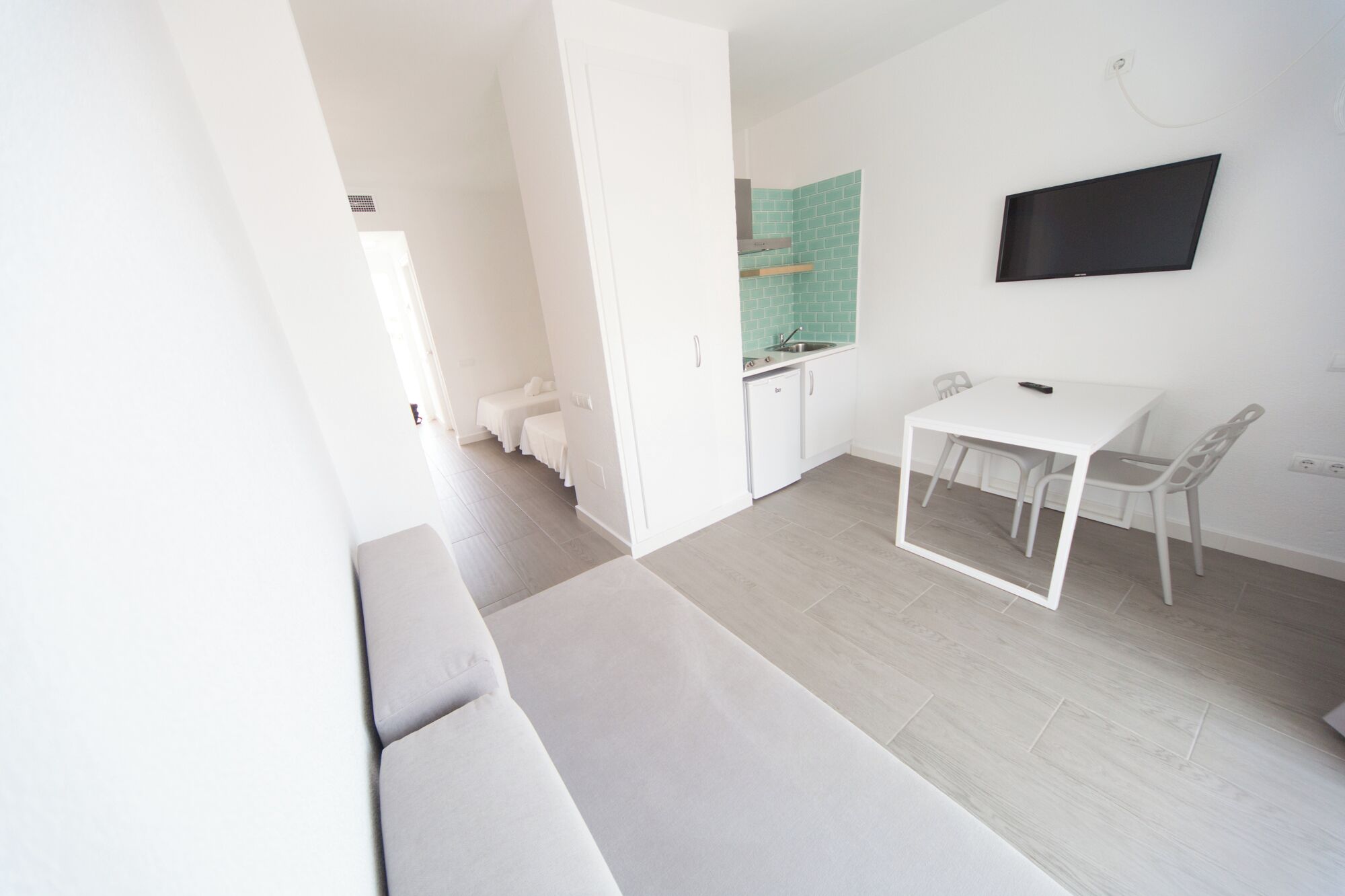 Refrigerador, microondas, placa de cocina, utensilios de cocina