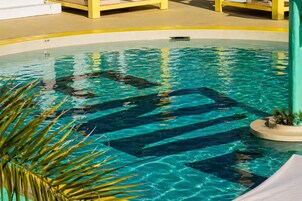 季节性开放的室外游泳池，日光浴躺椅