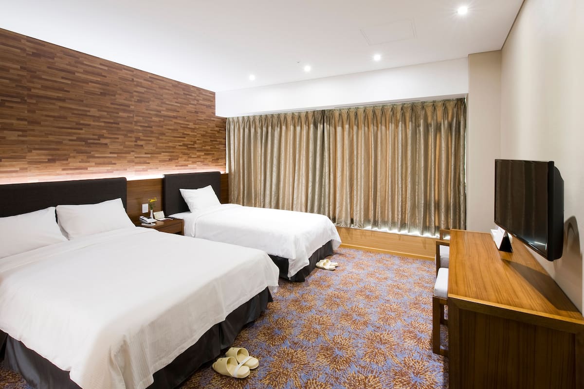 Hypo-allergenic bedding, in-room safe, desk, soundproofing