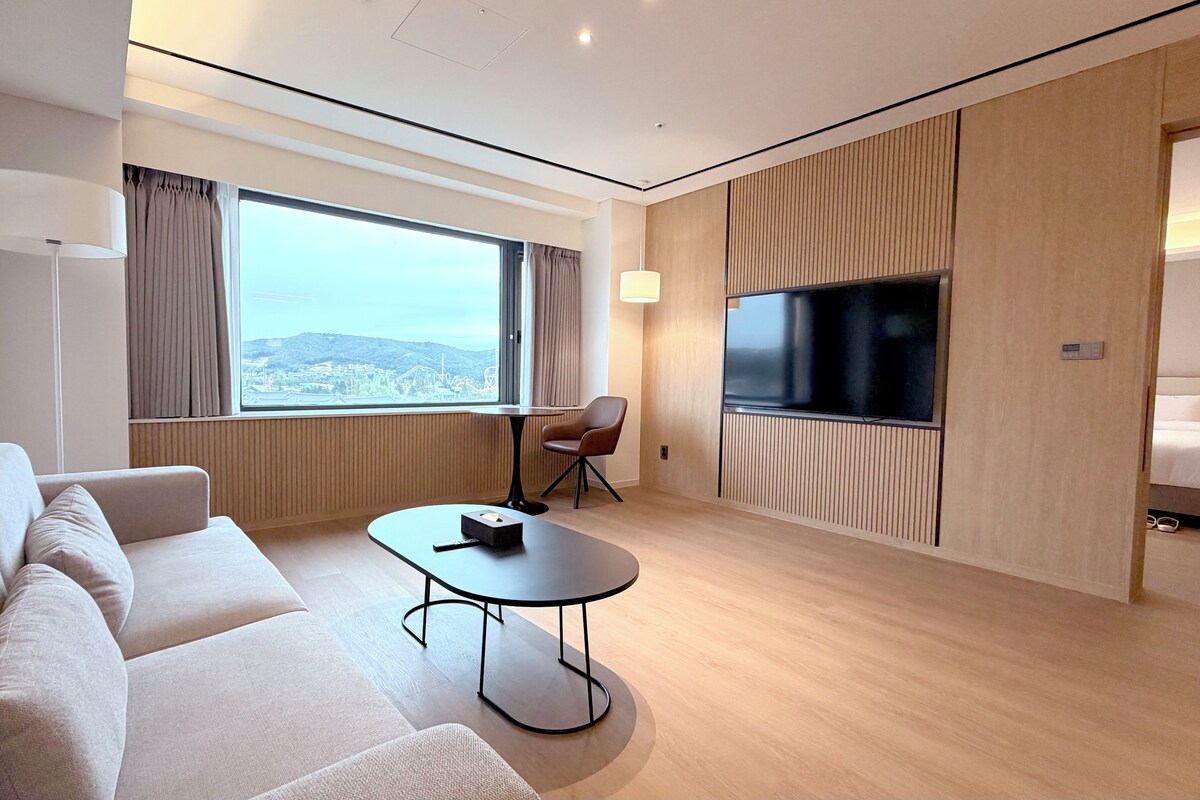 Hypo-allergenic bedding, in-room safe, desk, soundproofing