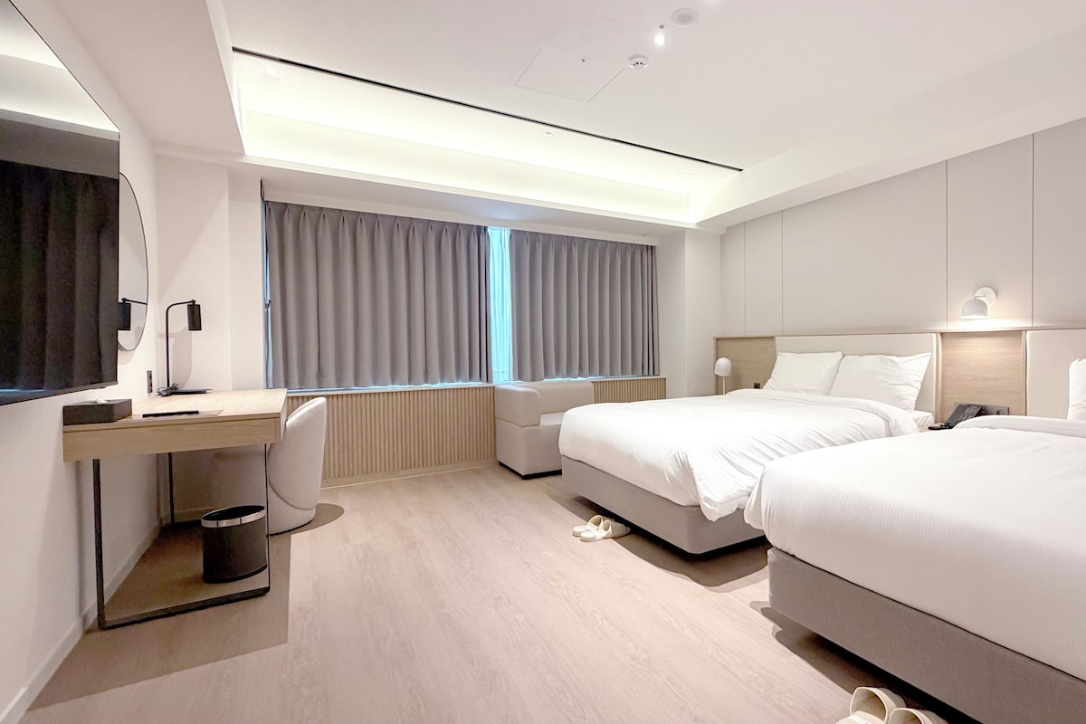 Hypo-allergenic bedding, in-room safe, desk, soundproofing