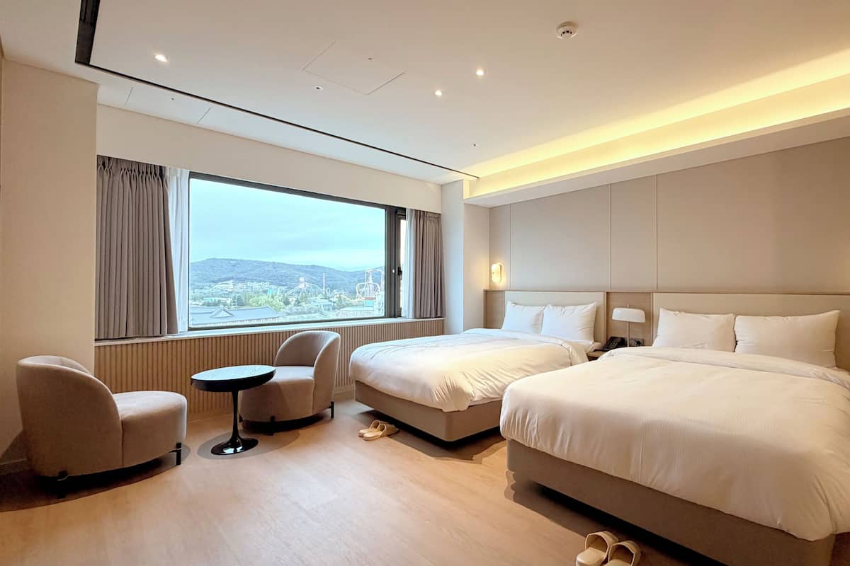 Premier Suite RD | Peralatan tempat tidur hipoalergenik, peti besi dalam bilik, meja 